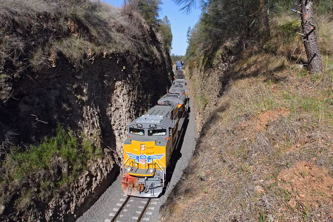 Đường tàu xuyên núi ở Mỹ Khi tuyến đường sắt qua Auburn, California, Mỹ được xây dựng và hoàn thành vào năm 1864, nó đã được ca ngợi là “kỳ quan thứ 8 của thế giới”. “Bloomer Cut không được xây dựng theo cách thông thường. Nó đã vượt qua vô số trở ngại, những ngọn núi không thể phá dỡ, khe sâu, hẻm đá hay các vùng đồng bằng cằn cỗi, là minh chứng cho sức mạnh và quyết tâm của hàng nghìn công nhân tạo ra tuyến đường này”, đại diện bang Indiana, William Holman, phát biểu năm 1862.