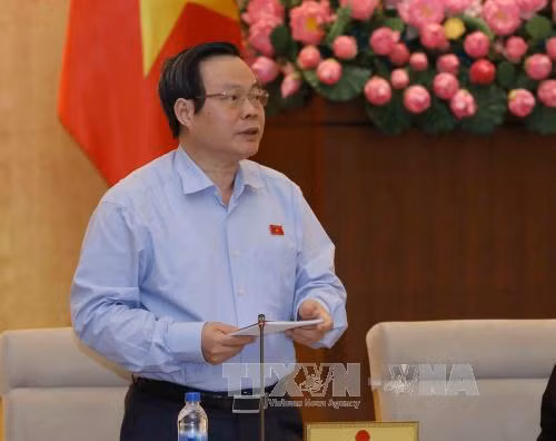 Phó Chủ tịch Quốc hội Phùng Quốc Hiển điều hành phiên họp. Ảnh: Phương Hoa/TTXVN