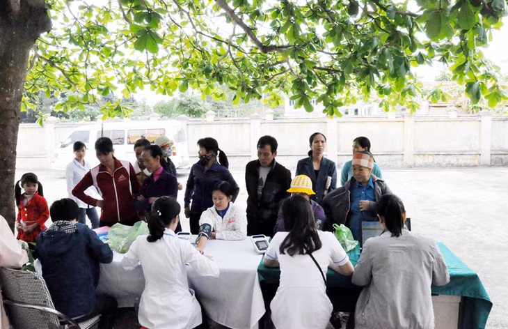Khi biết có bác sĩ đến đảo, người dân đến khám rất đông.