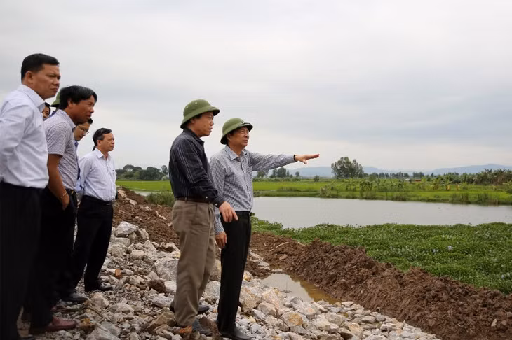 Đồng chí Bí thư kiểm tra tuyến đê xung yếu