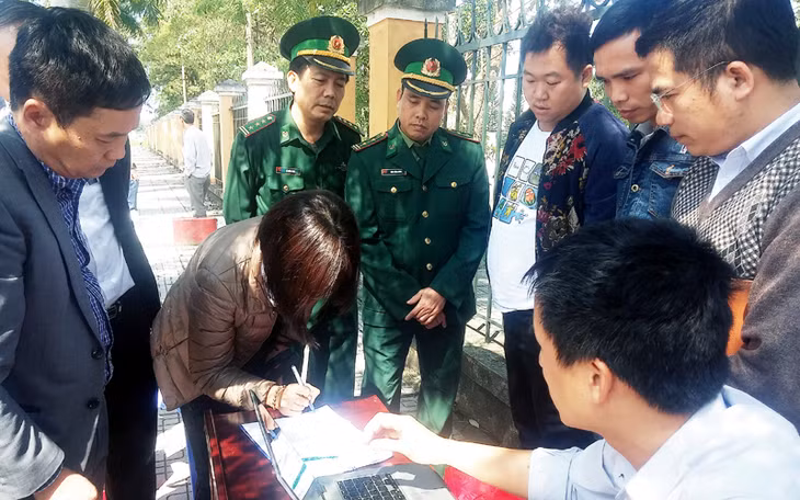Đoàn kiểm tra liên ngành lập biên bản xử phạt vi phạm đối với Công ty CP Chính Hoàng Đại Phát do không có hướng dẫn viên người Việt Nam đi cùng đoàn khách du lịch, tại Trạm kiểm soát Km15 - Bến tàu Dân Tiến (Móng Cái), ngày 1-4-2017. Ảnh: Trần Minh