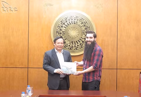 Tổng cục trưởng Nguyễn Văn Tuấn đánh giá cao những đóng góp lớn của Đạo diễn Jordan Vogt-Roberts và bộ phim “Kong: Skull Island” 