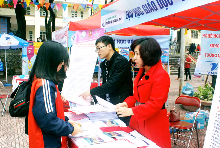 Học sinh khối 12 trao đổi, tìm hiểu thông tin về các trường cao đẳng, đại học trong chương trình “Tư vấn mùa thi, định hướng nghề nghiệp” năm 2017 được tổ chức tại Trường THPT Hòn Gai (TP Hạ Long).