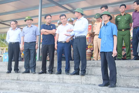 Đồng chí Vũ Văn Diện, Phó Chủ tịch UBND tỉnh, Phó Trưởng ban phụ trách Ban ATGT tỉnh kiểm tra công tác an toàn tại Cảng tảu khách Quốc tế Tuấn Châu
