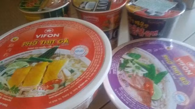 Các hãng đang đua nhau sản xuất "mỳ có thịt" thật sự. Ảnh: Hà Yên.