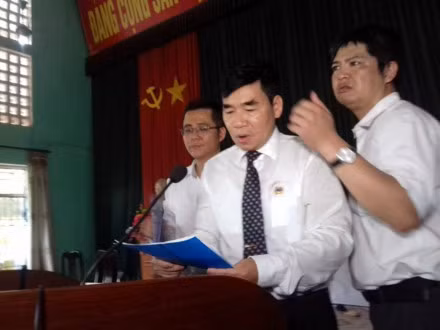Ông Trần Văn Tuân - Phó Chánh án Tòa án nhân dân Tối cao đọc lời xin lỗi công khai đối với ông Hàn Đức Long. Ảnh: LN.