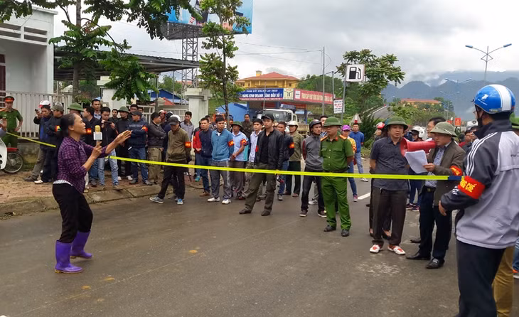 Các đối tượng dùng nhiều biện pháp nhằm chống người thi hành công vụ trong vụ cưỡng chế ngày 18-4 vừa qua.