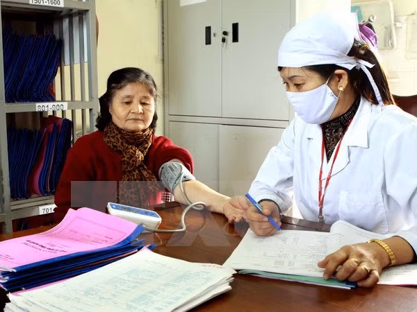 Trung tâm Y tế thị xã Sông Công quản lý, kiểm tra sức khỏe định kỳ, tư vấn chế độ ăn uống, sinh hoạt và cấp thuốc miễn phí cho 1.500 bệnh nhân tăng huyết áp. (Ảnh: Dương Ngọc/TTXVN)
