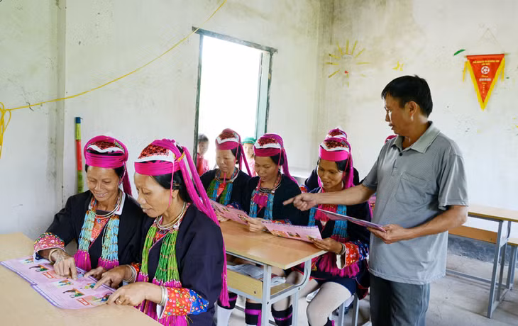 Người dân thôn Phiêng Chiểng, xã Đồng Tâm, huyện Bình Liêu nghe tuyên truyền về đảm bảo vệ sinh môi trường nông thôn tại nhà văn hoá thôn. Ảnh: Thanh Tùng