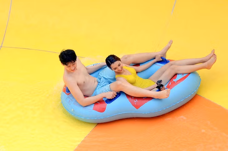 Đi vào hoạt động mùa hè năm 2017, Công viên nước Typhoon Water Park trở thành điểm đến không thể bỏ qua trên hành trình du ngoạn thành phố biển Hạ Long xinh đẹp.