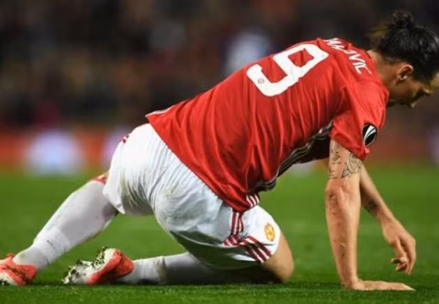  Ibra rời sân sau 90 phút.