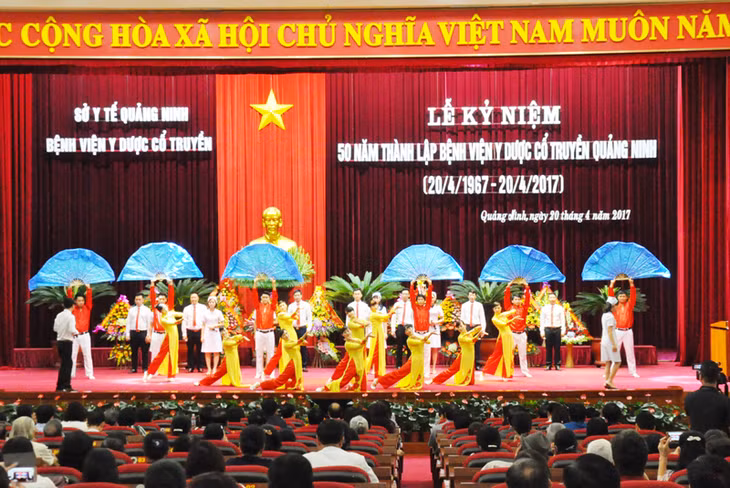 Cán bộ, nhân viên Bệnh viện Y dược cổ truyền Quảng Ninh biểu diễn văn nghệ chào mừng tại lễ kỷ niệm.
