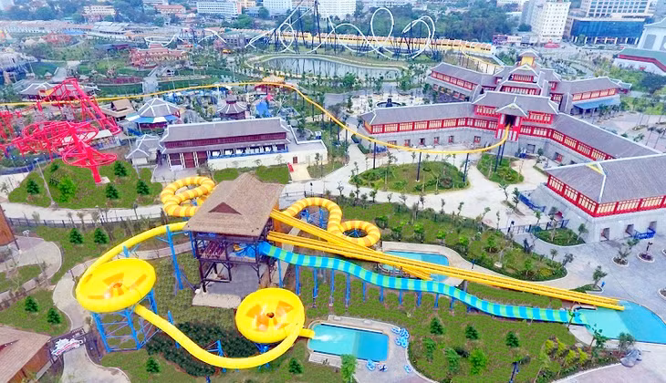 Công viên nước vịnh lốc xoáy được đầu tư trên diện tích gần 20ha với 12 trò chơi dưới nước đa dạng, hấp dẫn.