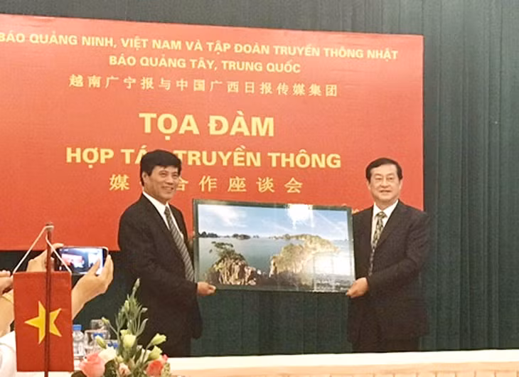 Lãnh đạo Báo Quảng Ninh trao quà lưu niệm cho đồng chí Diệp Lạc Dương.