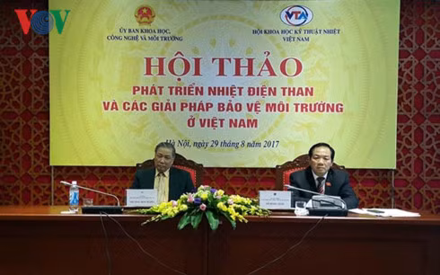 Đại diện Ủy ban KHCN&MT Quốc hội và Hội Khoa học kỹ thuật nhiệt Việt Nam chủ trì Hội thảo.