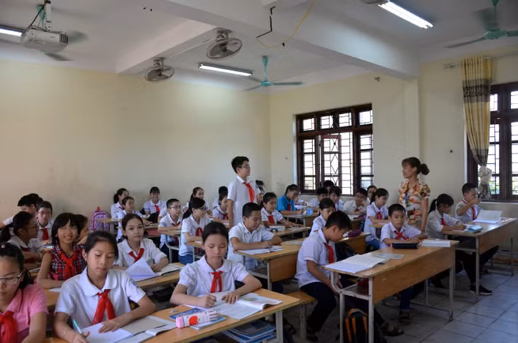 Buổi học đầu tiên năm học 2017-2018 của Lớp 6A8, Trường THCS Trần Quốc Toản (TP Uông Bí).