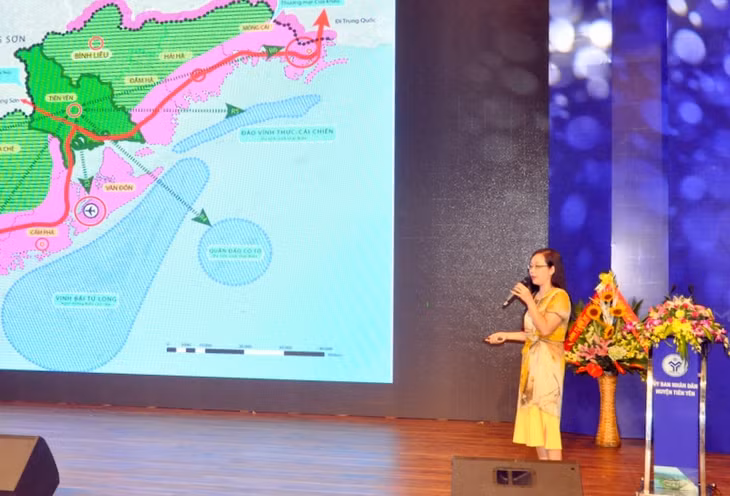 Tiến sĩ – Kiến trức sư Nguyễn Thu Hạnh, Chủ tịch Liên hiệp Khoa học phát triển du lịch bền vững thuyết trình trước hội nghị về những tiềm năng, lợi thế và định hướng phát triển du lịch của huyện Tiên Yên.