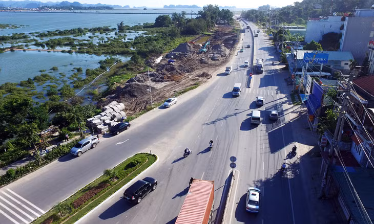 Hiện các nhà thầu đang tổ chức đào đất hữu cơ và đắp đất nền đường.