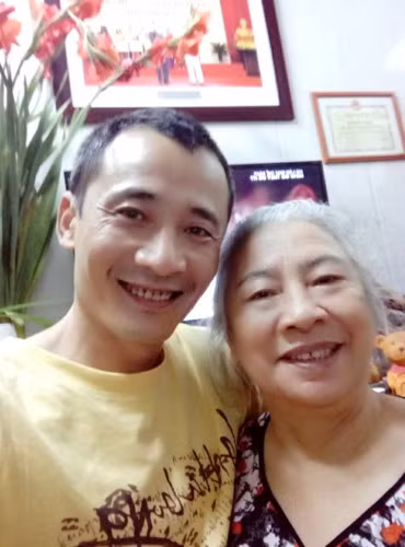 NSƯT Vũ Hồng Quân chụp ảnh cùng mẹ trong dịp Tết Nguyên Đán vừa qua./.