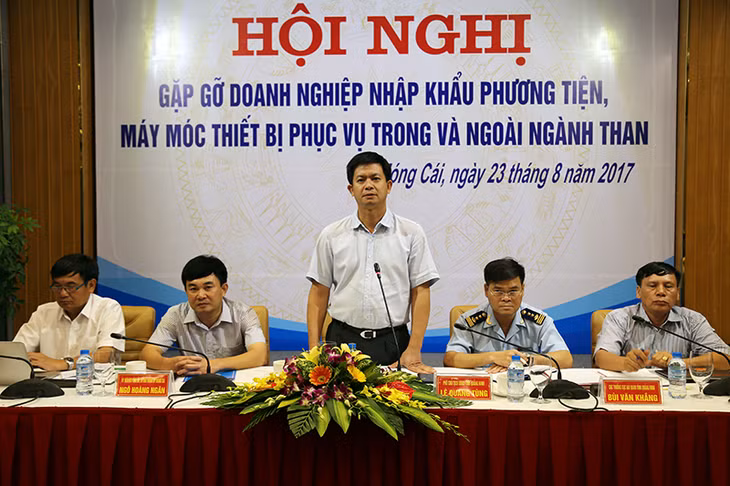 Đồng chí Lê QuangTùng, Phó Chủ tịch UBND tỉnh phát biểu tại hội nghị. 