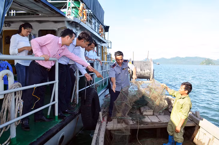 Đoàn kiểm tra liên ngành của tỉnh kiểm tra phát hiện ông Đỗ Văn Cường, TX Quảng Yên, sử dụng lồng bát quái đánh bắt thuỷ sản tại xã Bản Sen, huyện Vân Đồn, ngày 13-8. Ảnh: Việt Hoa