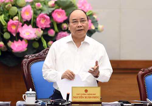 Với tinh thần năm 2017 là năm giảm chi phí cho doanh nghiệp, Thủ tướng nêu rõ trước mắt, chưa đề cập việc tăng các loại thuế, phí, lệ phí, ảnh hưởng đến doanh nghiệp. Ảnh: VGP/Quang Hiếu