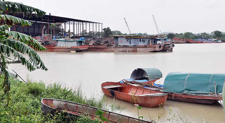 Tàu khai thác cát của Công ty CP Phát triển đầu tư Thái Sơn được tập kết trên sông Cầm tại phường Xuân Sơn, TX Đông Triều sau khi đơn vị dừng việc nạo vét lòng sông. (Ảnh chụp ngày 16-8-2017)