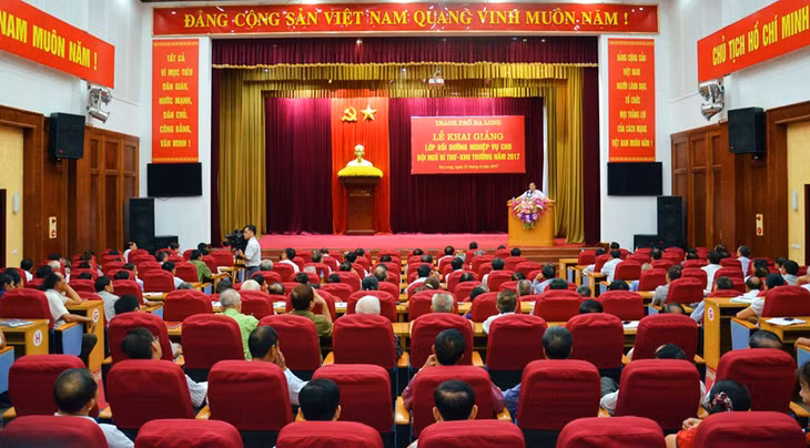 TP Hạ Long tổ chức bồi dưỡng nghiệp vụ cho 167 bí thư chi bộ đồng thời là khu trưởng khu phố trên địa bàn, tháng 8-2017. Ảnh: Thanh Tùng