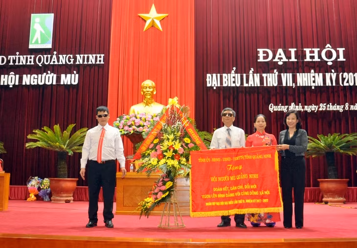 Đồng chí thay mặt trao bức trướng 