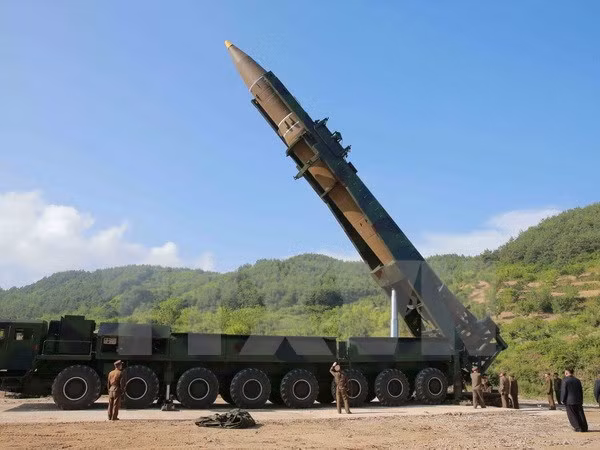 Tên lửa đạn đạo xuyên lục địa Hwasong-14 của Triều Tiên trước khi được phóng tại một địa điểm bí mật ngày 4/7. (Nguồn: EPA/TTXVN)