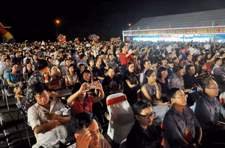 Chương trình Liên hoan thu hút rất đông khán giả đến xem, cổ vũ.