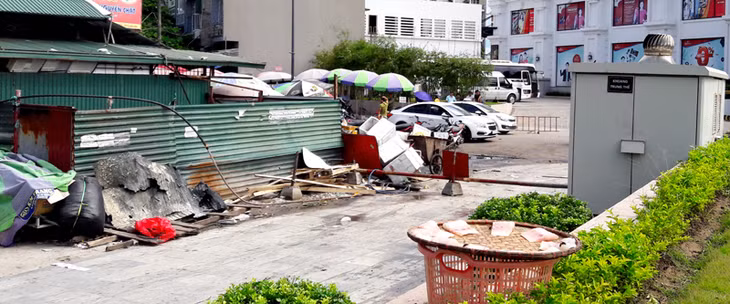 Không chỉ mất mỹ quan, vệ sinh trong lòng chợ, rìa chợ khu ngay cạnh Vincom, các hộ kinh doanh cũng luôn vứt bừa bãi rác, thùng xốp… thềm khuôn viên thì thường xuyên làm nơi phơi cá như này.