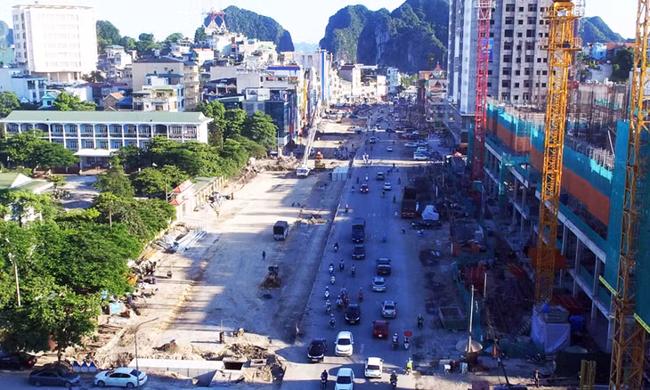 Đường Trần Hưng Đạo một trong những trục giao thông chính của TP Hạ Long đang được nâng cấp mở rộng.