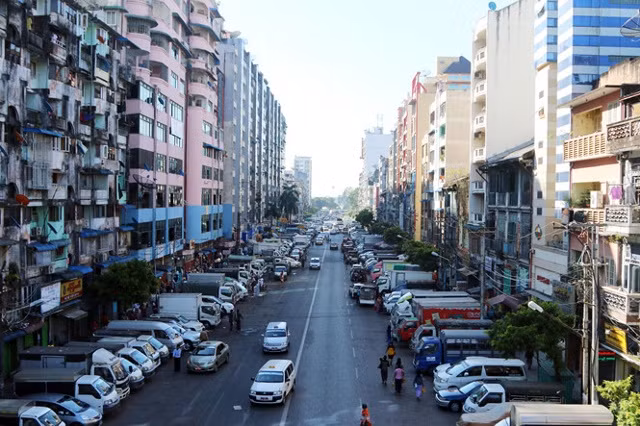 1. Yangon thành phố không xe máy Là thành phố lớn và sôi động nhất của Myanmar, Yangon thu hút du khách bởi những nét kiến trúc độc đáo thuộc địa. Nơi đây cũng từng được biết đến là “London của Đông Nam Á” với những dòng xe ô tô nối tiếp nhau. Nếu như ở Việt Nam bạn sẽ thấy cảnh những chiếc xe gắn máy ồn ào ngược xuôi, còn đến Myanmar thật khó khăn để nhìn thấy một chiếc. Ô tô ở thành phố này nhiều và đỗ ngay trên đường nền hầu như lúc nào cũng xảy ra tình trạng tắc nghẹn giao thông.