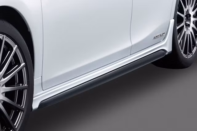 Chưa hết, Lexus CT 200h TRD 2017 còn được trang bị thêm cánh lướt gió bên sườn tái thiết kế, sơn màu đen đối lập.