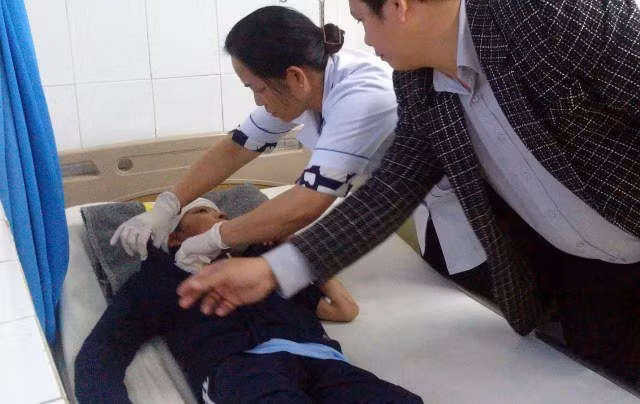 Các học sinh đang được chăm sóc tại bệnh viện.