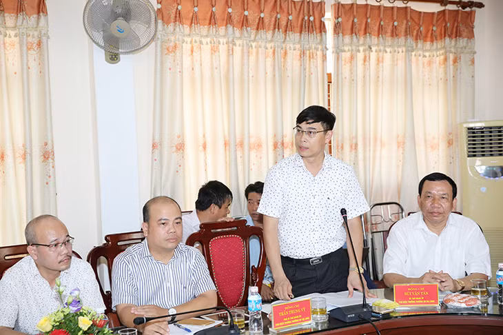 Đồng chí Trần Trung Vỹ, Phó Hiệu trưởng Trường Đại học Hạ Long báo cáo kết qua năm học 2016-2017.