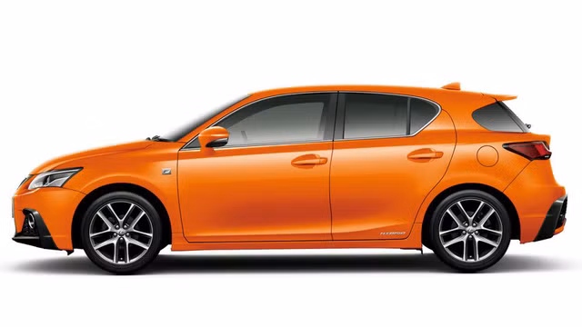 Ngoài ra, bản F Sport còn có thêm 2 màu sơn ngoại thất riêng là cam Lava Orange Crystal Shine và xanh dương Heat Blue Contrast. Như vậy, Lexus CT 200h F Sport 2017 tại Nhật Bản có tổng cộng 13 tùy chọn màu sơn.
