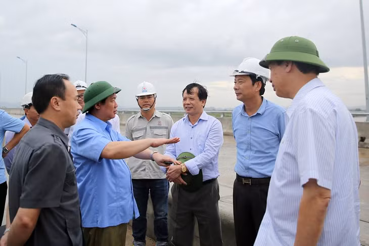 Phó Thủ tướng Chính phủ Vương Đình Huệ cùng đoàn công tác, lãnh đạo tỉnh Quảng Ninh kiểm tra tiến độ thi công cầu Sông Chanh