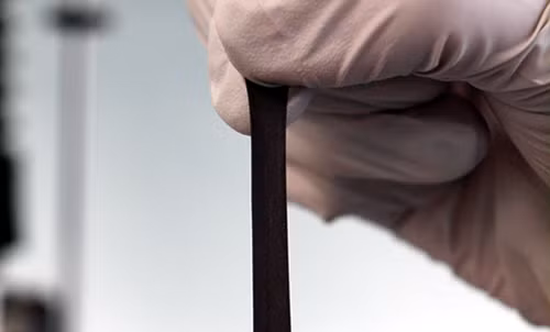Graphene, vật liệu bền gấp 200 lần thép, đang được nghiên cứu để sản xuất dây chun. Ảnh: Business Insider.
