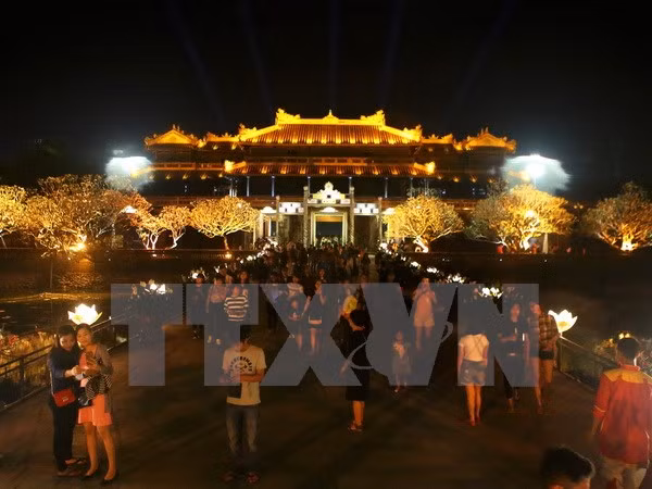 Khách tham quan Đại Nội Huế. (Ảnh: Hồ Cầu/TTXVN)