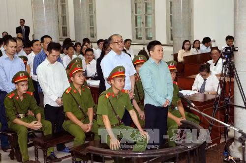 Bị cáo Hà Văn Thắm, nguyên Chủ tịch Hội đồng quản trị Ngân hàng Thương mại cổ phần Đại Dương đứng trước vành móng ngựa. Ảnh: Doãn Tấn/TTXVN