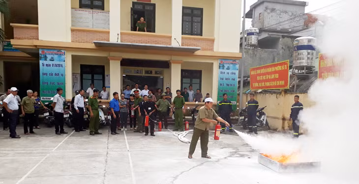 Lực lượng dân phòng TP Hạ Long thực hành sử dụng bình chữa cháy.