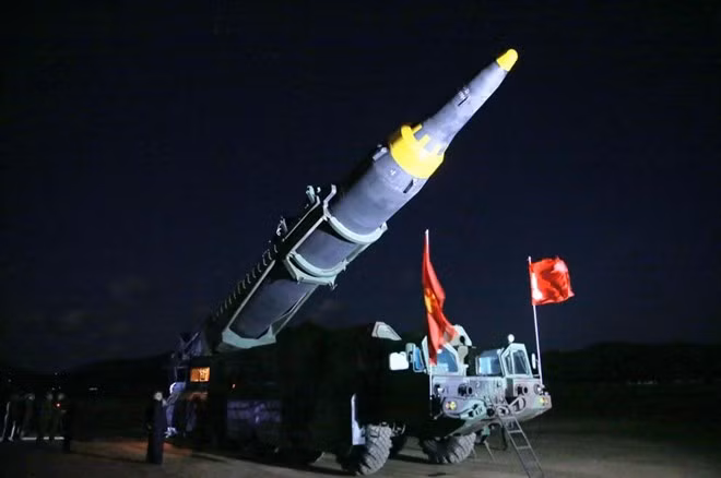 Nhà lãnh đạo Triều Tiên Kim Jong-Un đang kiểm tra một tên lửa đạn đạo chiến thuật tầm trung Hwasong-12 tại một địa điểm bí mật ngày 14/5. (Nguồn: Getty)