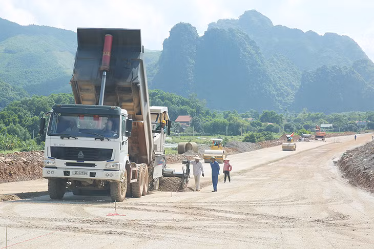 Tại các vị trí không bị ảnh hưởng do sạt lở, tranh thủ thời tiết thuận lợi, nhà thầu tập trung thi công các hạng mục còn lại.