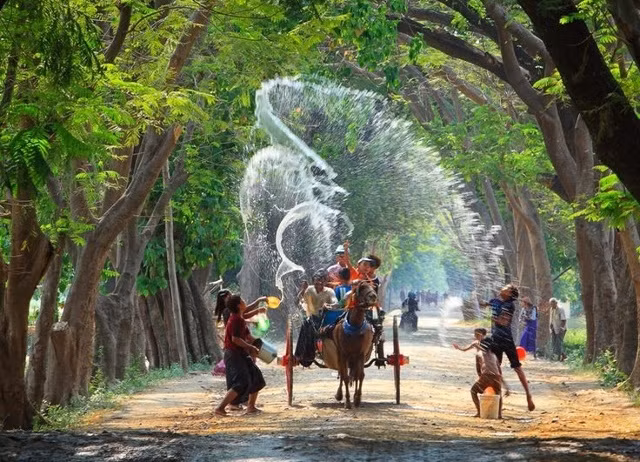 4. Người Myanmar ăn Tết đến 4 ngày Năm mới (Thingyan) là kỳ nghỉ lễ lớn đối với người Myanmar. Thingyan được biết đến là lễ hội té nước, thường diễn ra giữa tháng 4 hàng năm. Vào ngày này, khắp nơi kể cả ngân hàng, nhà hàng, cửa hiệu đều đóng cửa. Trong lễ hội, người ta thường té nước vào nhau để rửa sạch những điều không may mắn và tội lỗi của năm trước và phóng sinh cho chim, cá vào ngày cuối cùng của lễ hội.