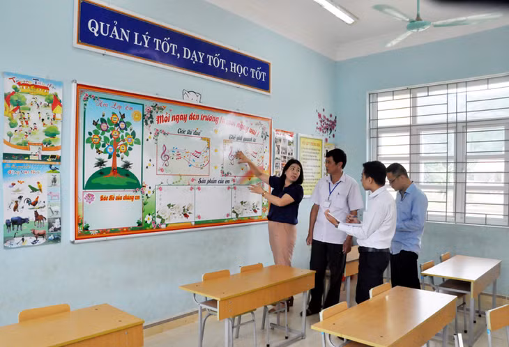 Đoàn kiểm tra liên ngành của tỉnh kiểm tra, thẩm định cơ sở vật chất, trang thiết bị dạy học tại Trường Tiểu học Đồng Tâm, ngày 16-8.