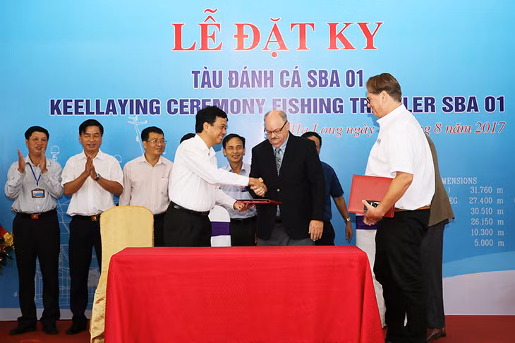 Đại diện lãnh đạo Công ty đóng tàu Hạ Long bàn giao hợp đồng đóng mới tàu cá Fishing Trawler cho Công ty ShipBuilding Asia LTD