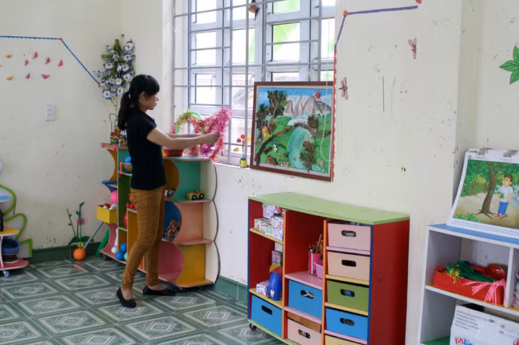 Giáo viên Trường Mầm non xã Quảng Tân (huyện Đầm Hà) trang trí lớp học chuẩn bị đón học sinh tựu trường.