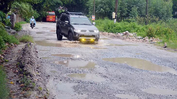 Tuyến đường 279 đoạn qua thị trấn Trới, huyện Hoành Bồ chi chít ổ gà, ổ trâu.